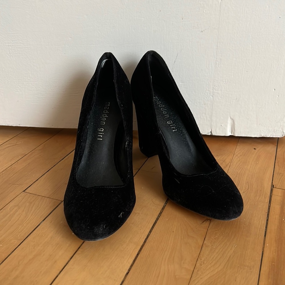 Madden girl velvet dark midnight blue round toe block heels, worn once size 7.5